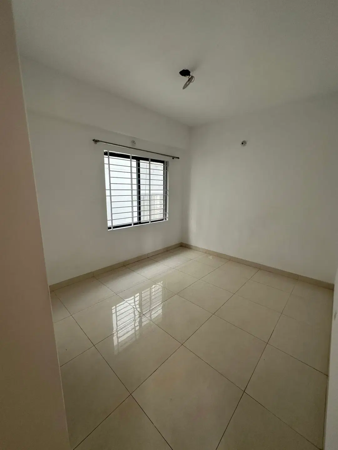 Semi-Master Bedroom Near NSU & IUB